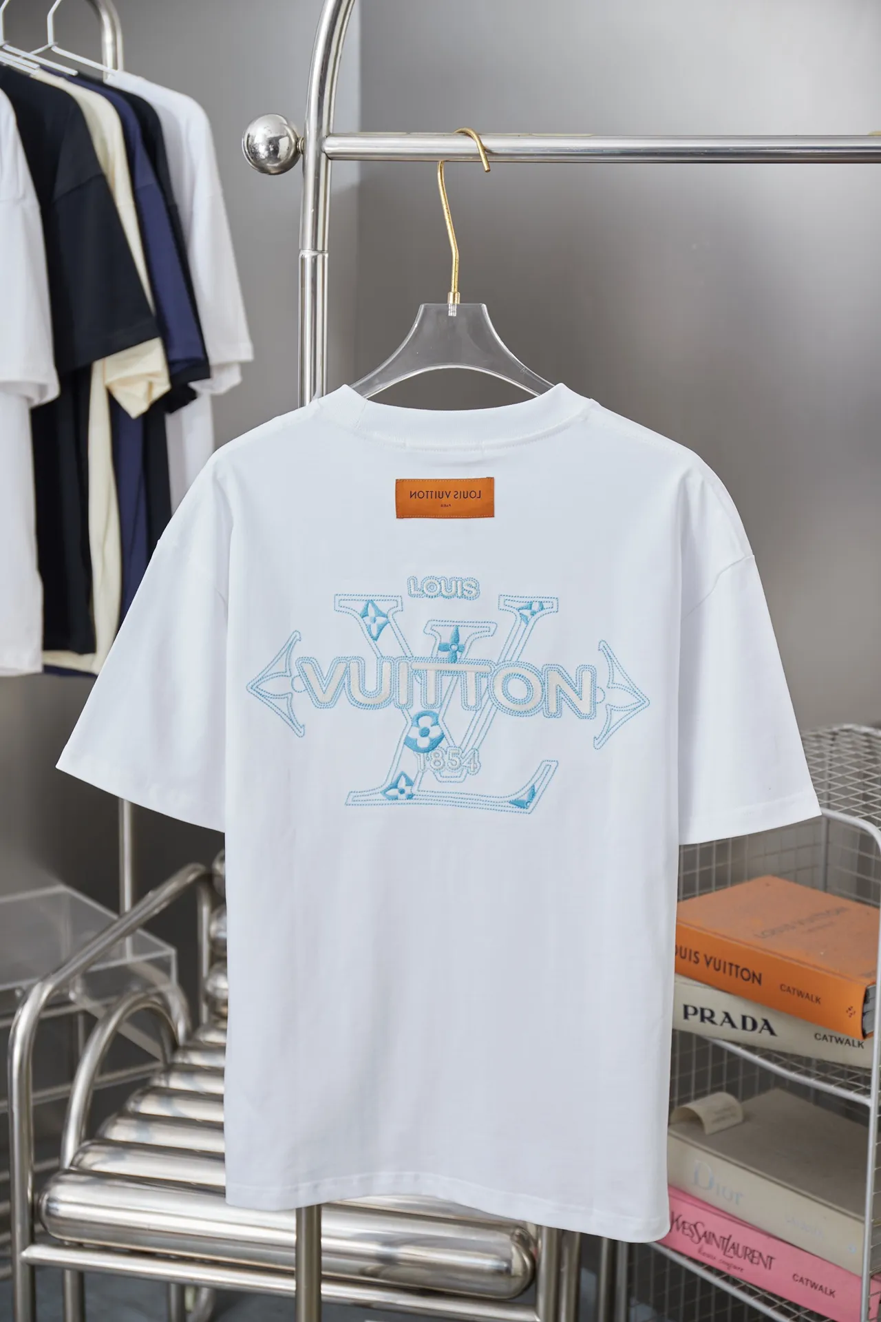 🅿️180 1V 25SS early spring new style Short sleeves with embroidered LV letters Light luxury Essential item for daily commuting for men and women Correct version Welcome to compare Detailed features · 320g 100% pure cotton double yarn jersey fabric · Special thickened 32 pieces of double-strand 1X1 thread in the same vat custom dyeing · Imported Tajima machine embroidery with various craft letters · Double-needle stitching and cross-stitching technology · Original main mark, washable tag, brand moisture-proof paper packaging Color: black/white Size: S/M/L/XL